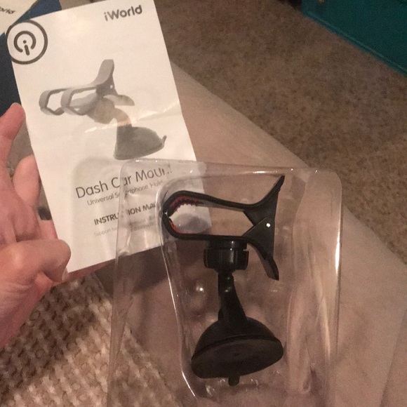 iWorld Dash Car Mount - Picture 2 of 3
